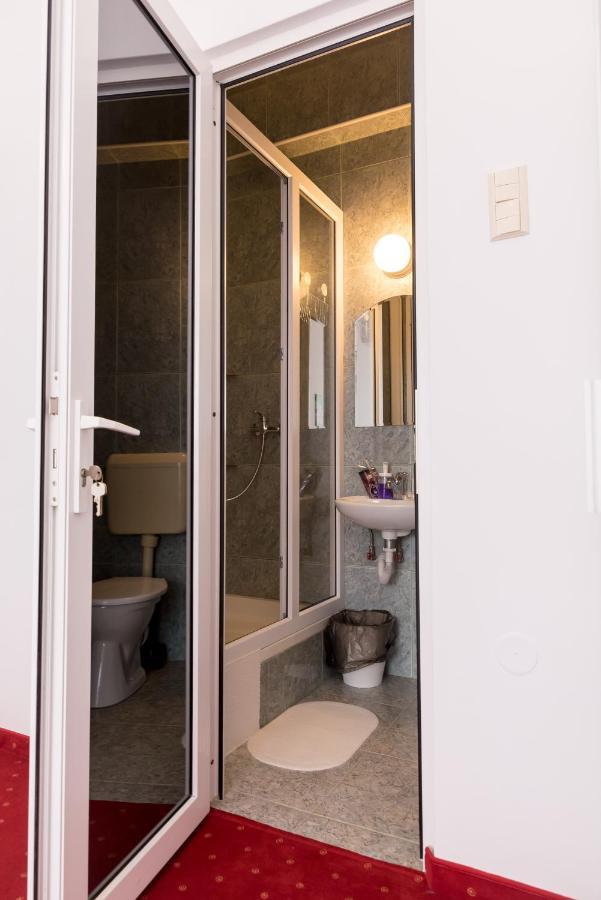 Lara Hotel Rooms Oradea Exterior foto