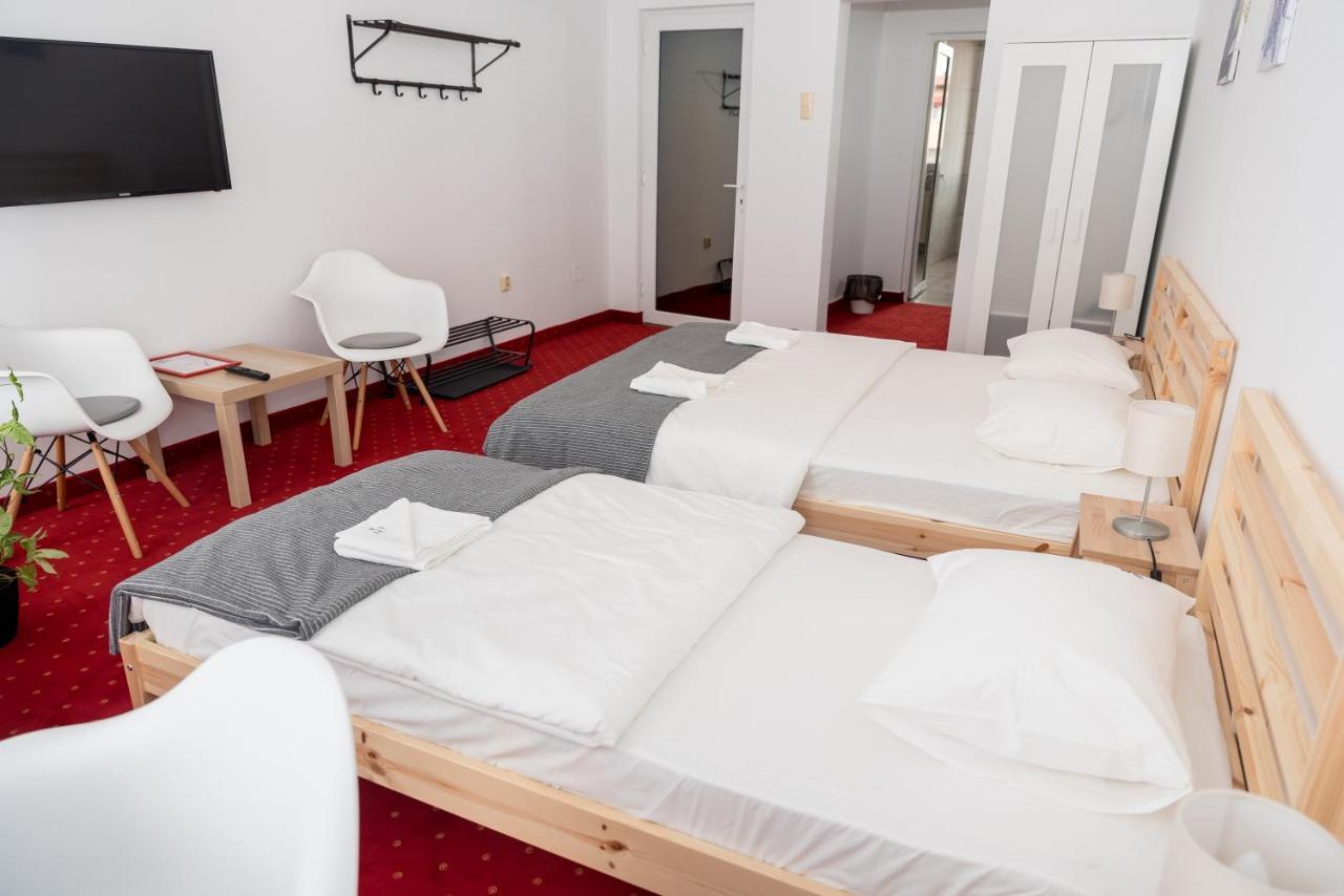 Lara Hotel Rooms Oradea Exterior foto