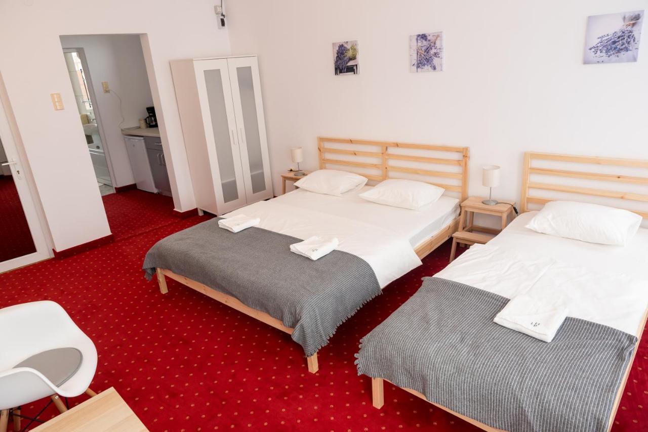 Lara Hotel Rooms Oradea Exterior foto