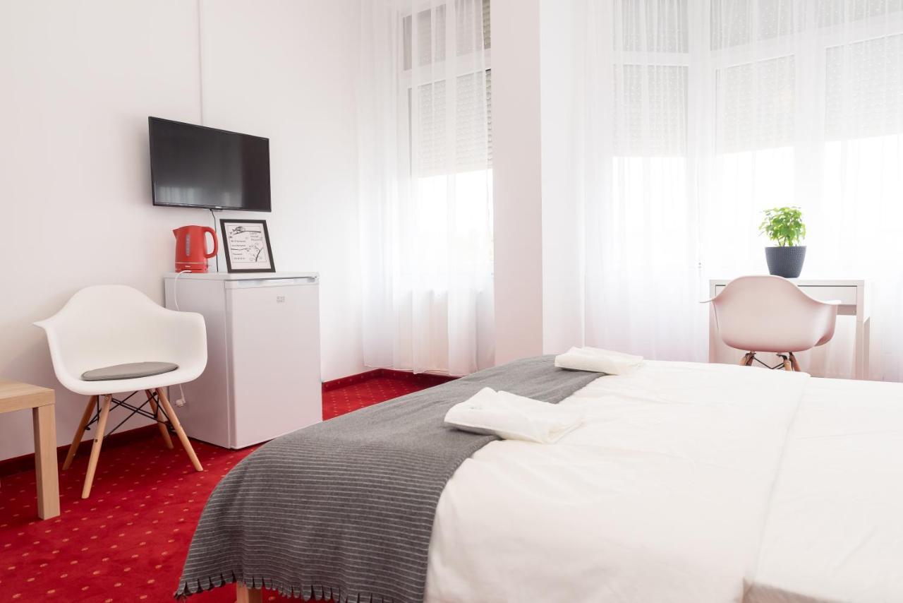 Lara Hotel Rooms Oradea Exterior foto