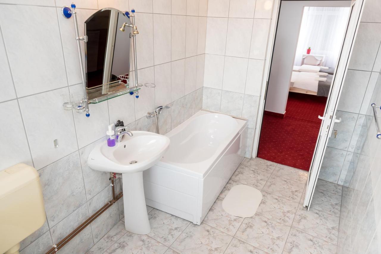 Lara Hotel Rooms Oradea Exterior foto