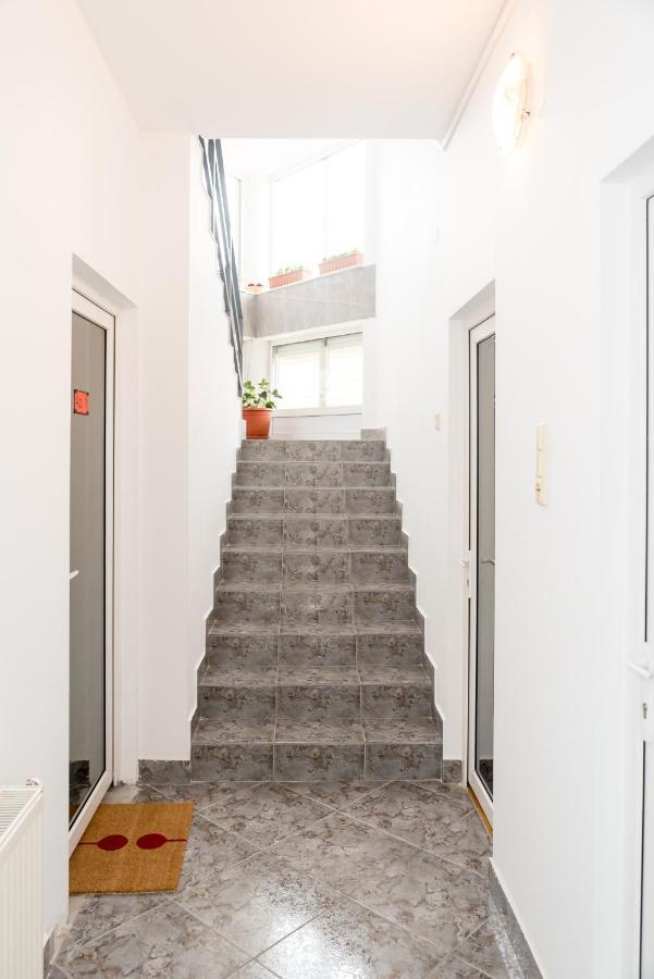Lara Hotel Rooms Oradea Exterior foto